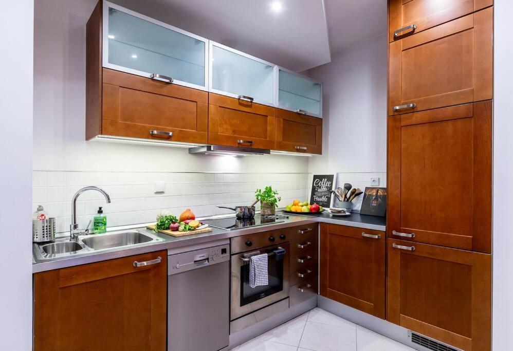 Elegant And Cozy In The Amazing Part Of Downtown Warszawa
