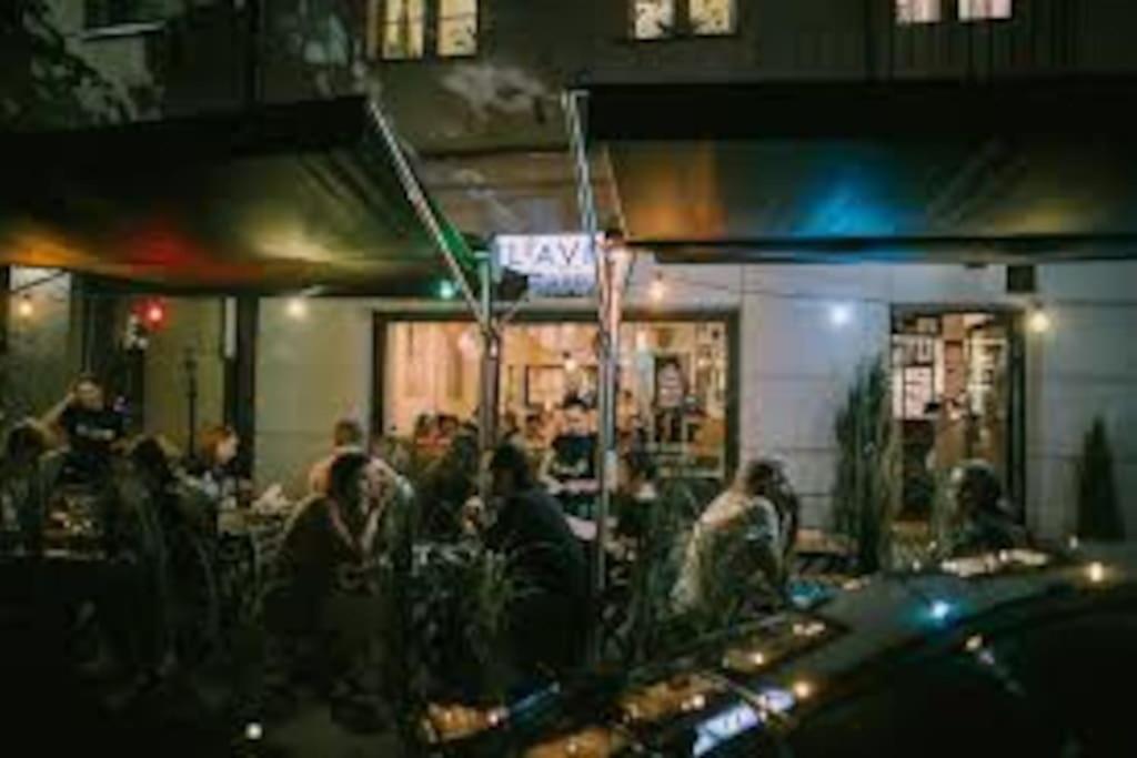 Elegant And Cozy In The Amazing Part Of Downtown Butas *
